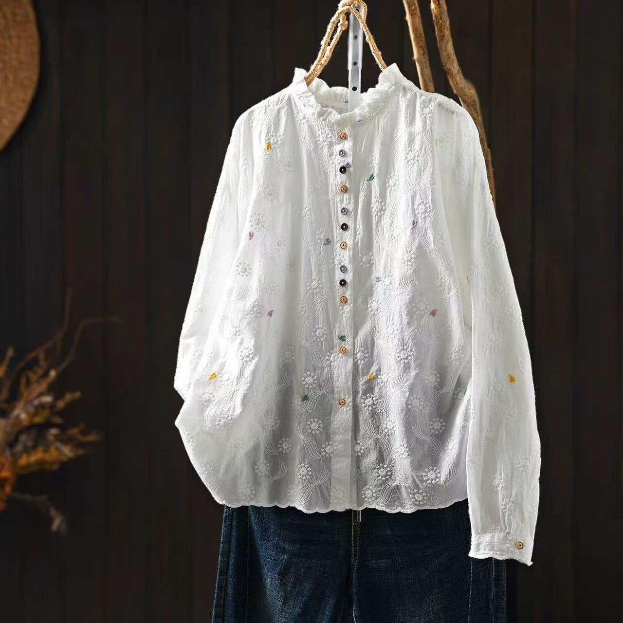Embroidery Eyelet - Blusa Feminina com Gola Alta e